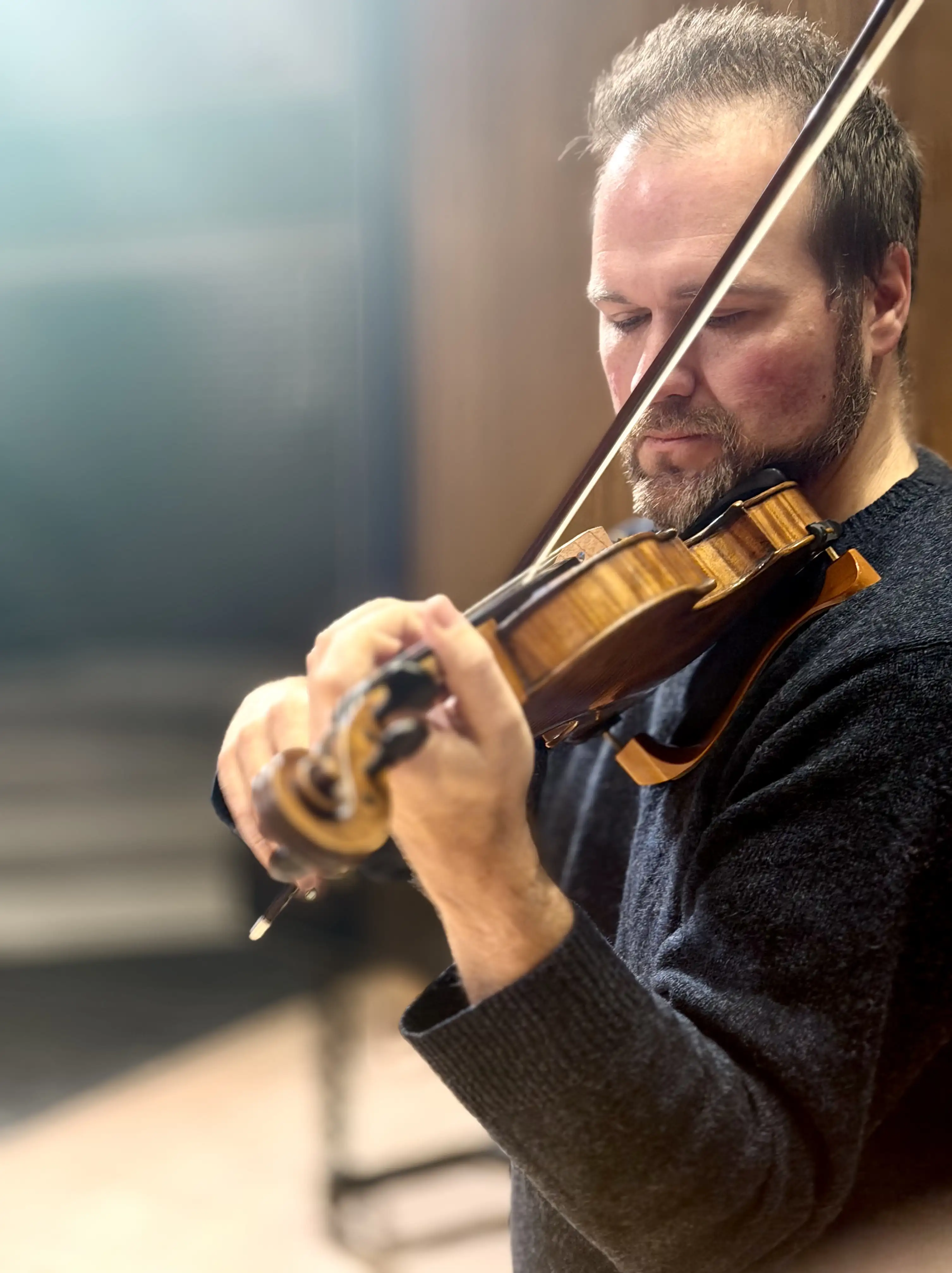 Eric Olson performing